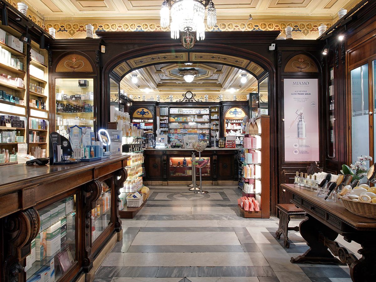 Interno storico dell'Antica Farmacia Reale a Roma, farmacia dal 1672 in Via del Gambero, angolo Via della Vite